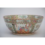 A bowl in Canton porcelain (35x14cm)