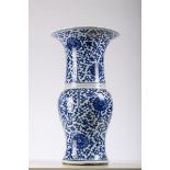 A yenyen vase in Chinese blue and white porcelain 'lotus', Kangxi period (*) (40cm)