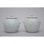 Pair of lidded vases in Blanc de Chine porcelain, 'flowers' (*) (13cm)