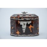 Tea caddy in turtoise shell with silver-plated ornaments (8x11x9cm)