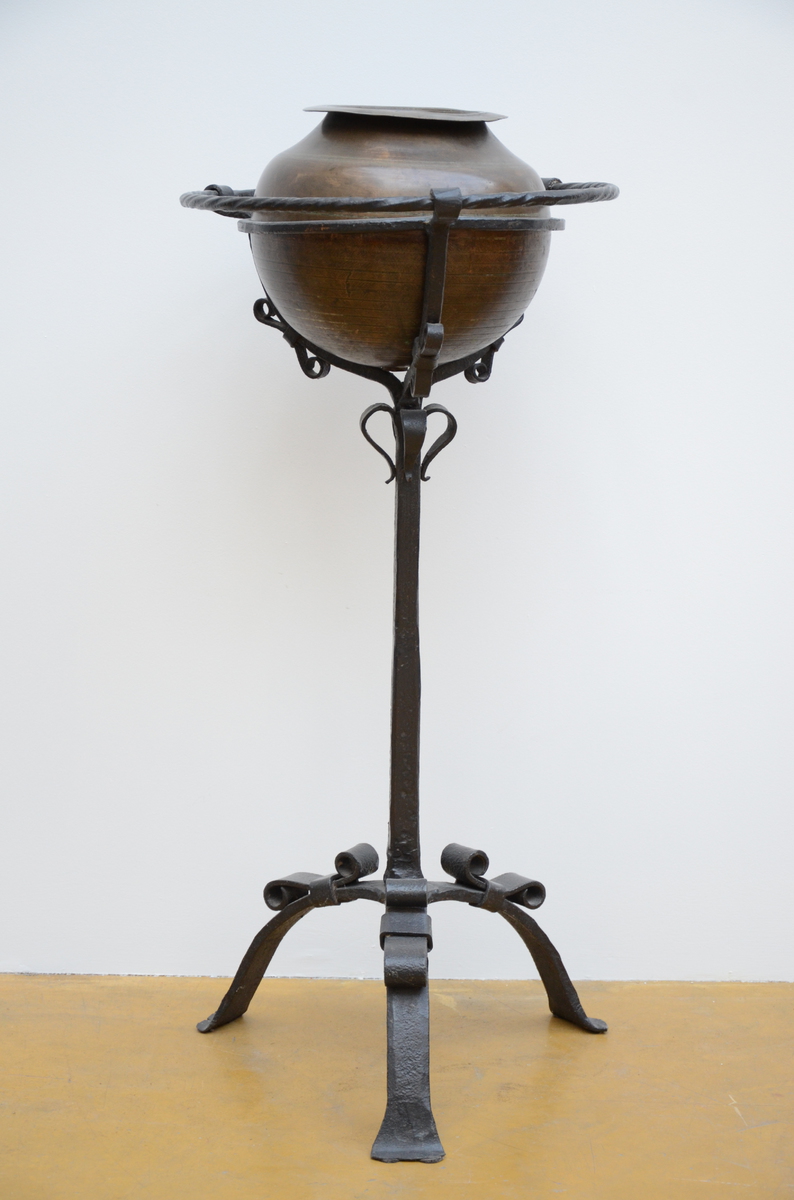 A Renaissance bassin on an iron base (95cm) - Image 2 of 4