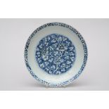 A dish in Chinese blue and white porcelain 'peonies', Wanli period (*) (20cm)