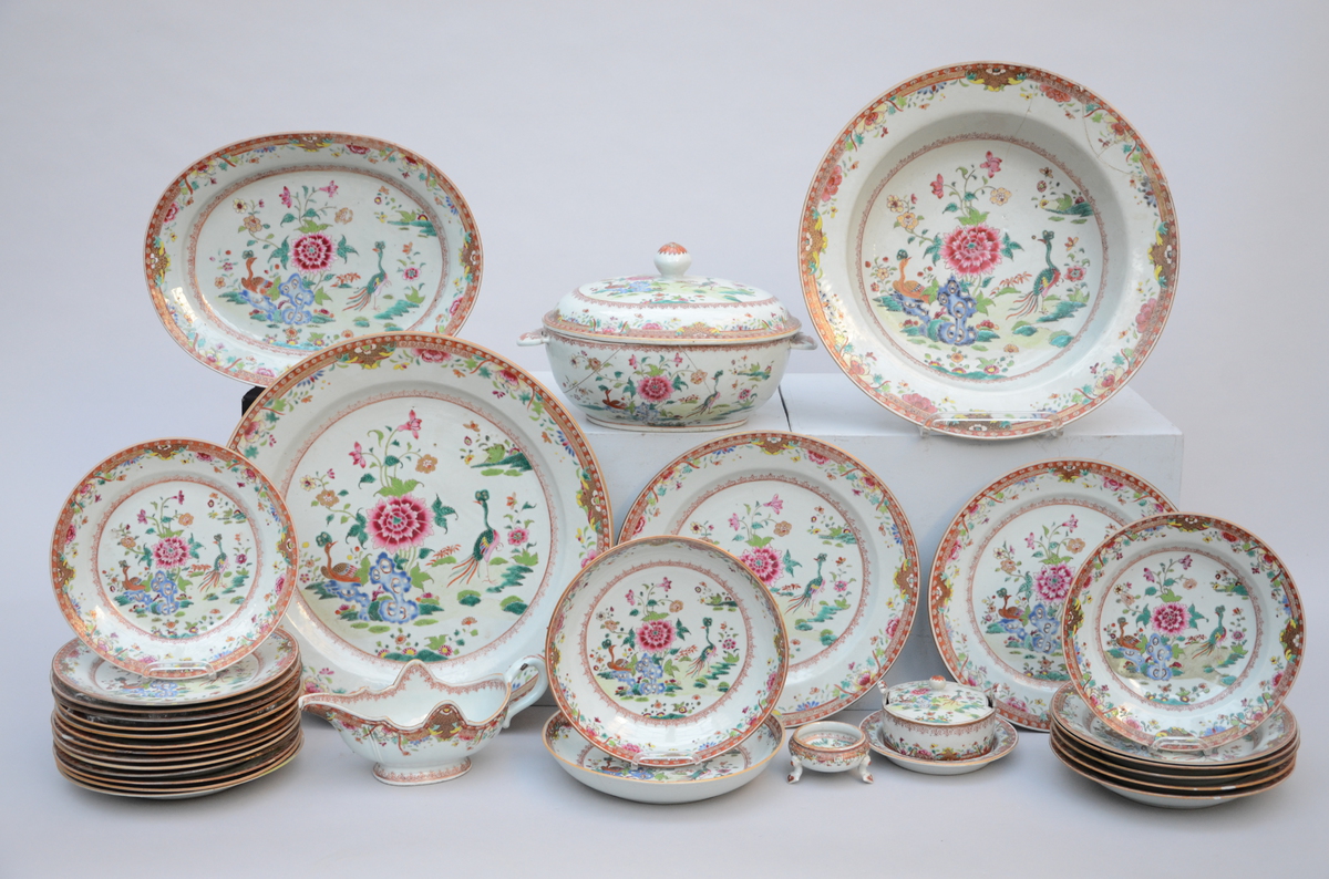 Part of a dinner service in Chinese famille rose porcelain 'double peacock', 18th century (*) - Image 2 of 4