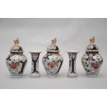 A five-piece cabinet set in Japanese Imari porcelain (*) (46cm)