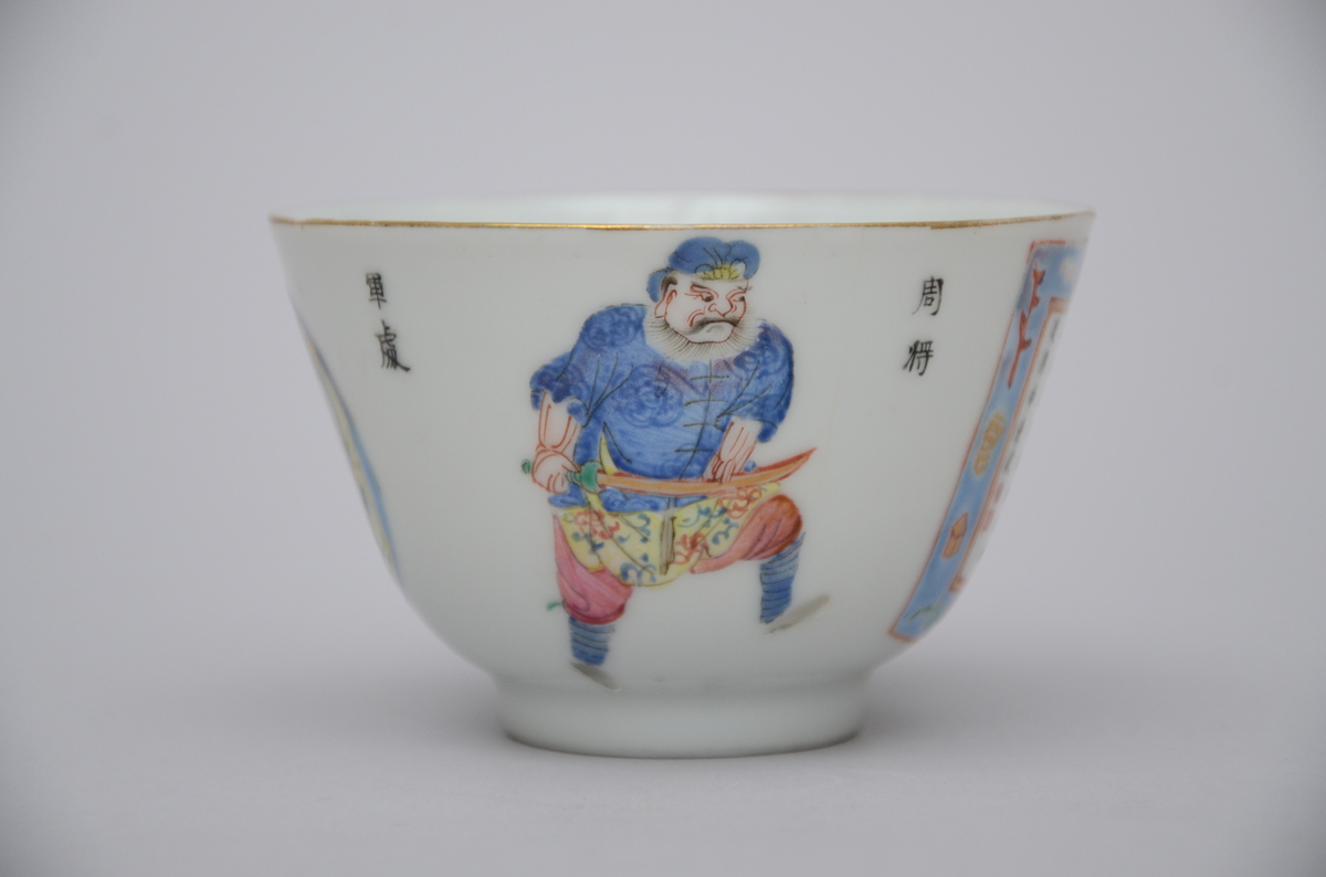 A cup in Chinese famille rose porcelain 'wu shuang pu' (*) (6cm)