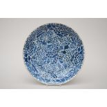A platter in Chinese blue and white porcelain 'flowers', 18th century (*) (38cm)