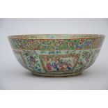 A large bowl in Chinese Canton porcelain, 19th century (*) (40x15cm)