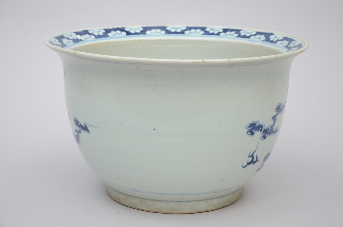 A planter in Chinese blue and white porcelain 'qilins' (37x22cm) - Image 2 of 4