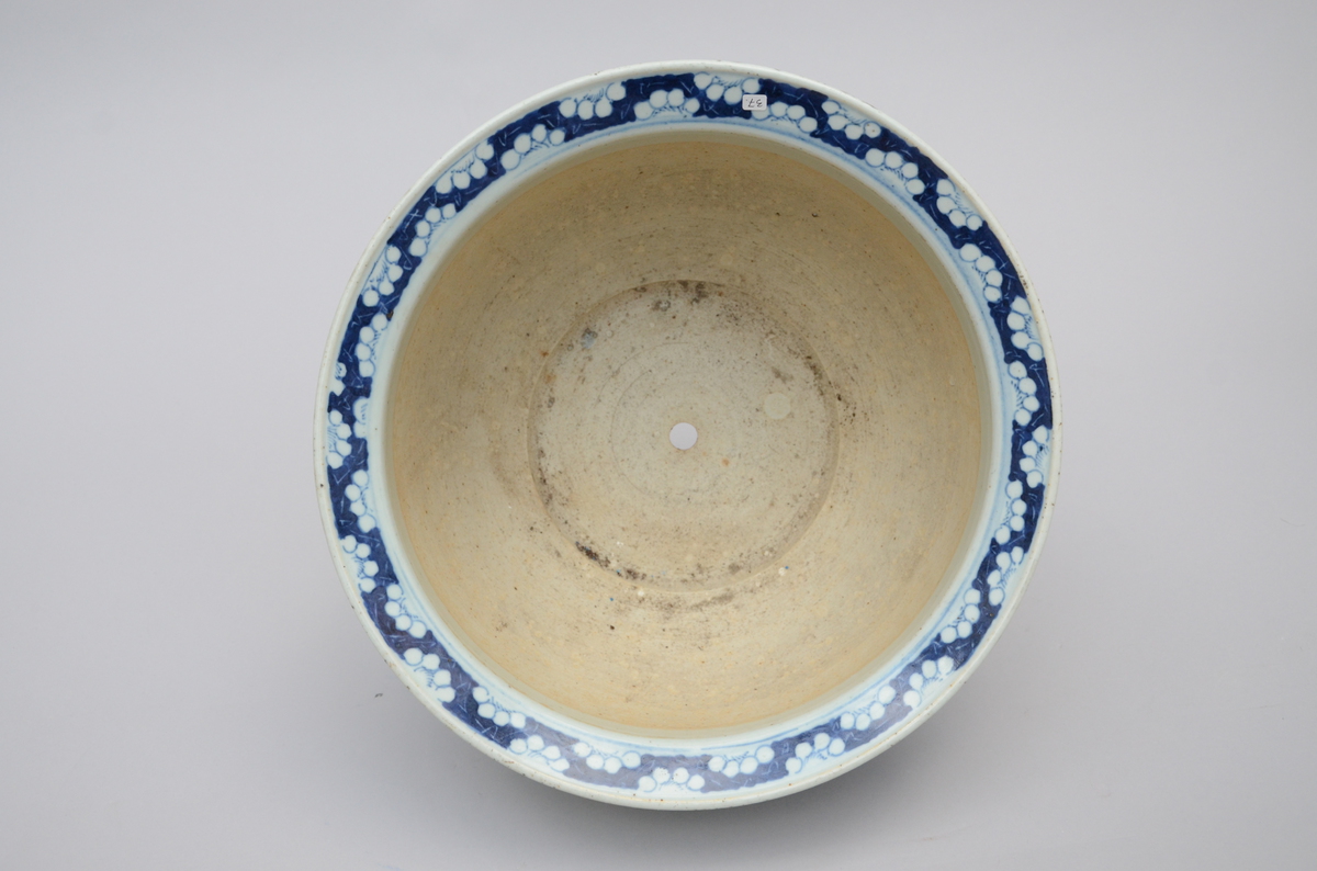 A planter in Chinese blue and white porcelain 'qilins' (37x22cm) - Image 3 of 4