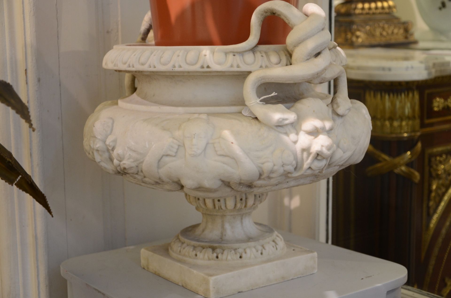 A pair of garden vases on pedestal in white marble, 19th century (*) (46x39cm) - Bild 3 aus 4