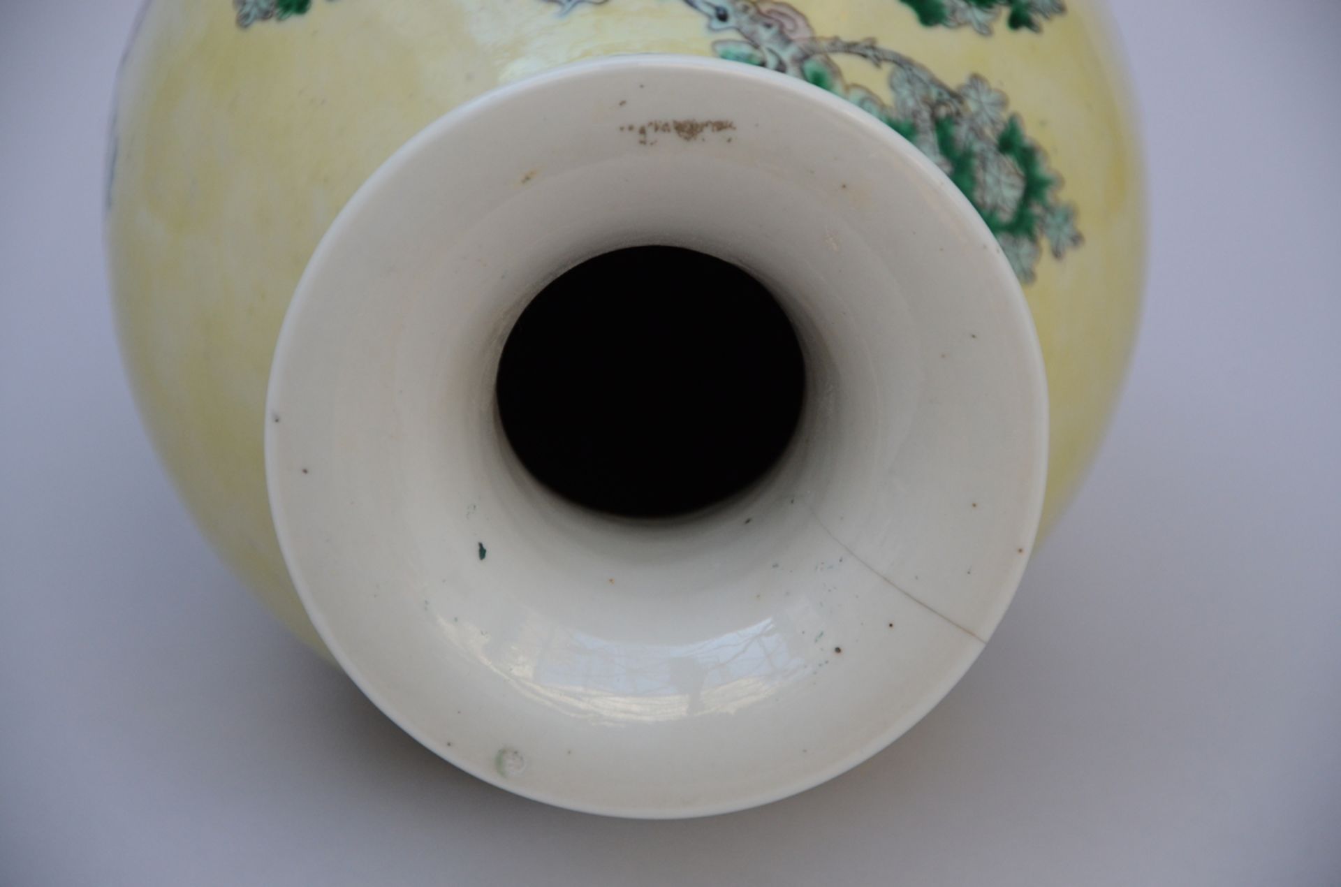 A vase in Chinese porcelain with yellow glaze 'phoenixes' (*) (45cm) - Image 3 of 5