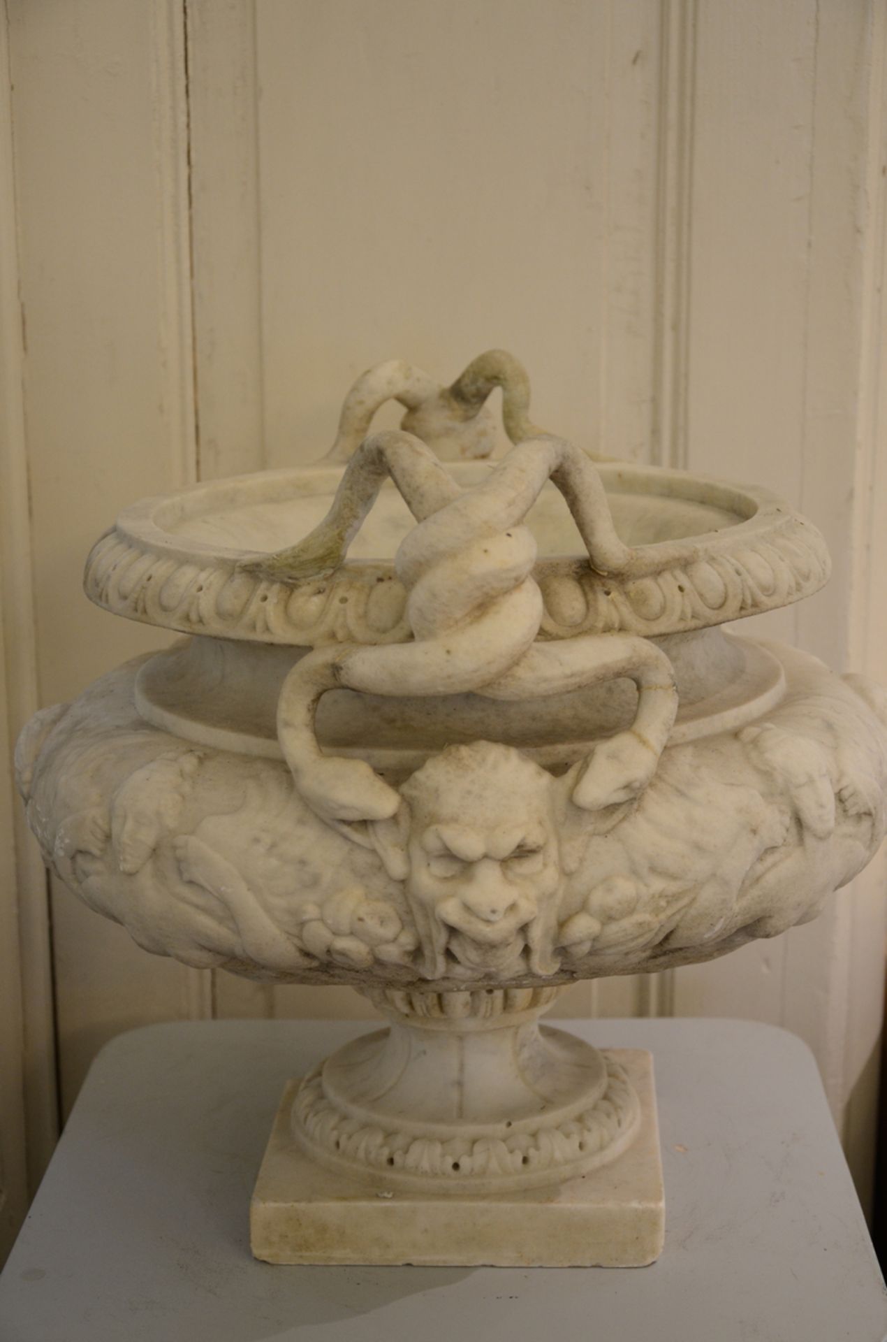A pair of garden vases on pedestal in white marble, 19th century (*) (46x39cm) - Bild 2 aus 4