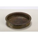 A Persian bronze dish with inscriptions, 10th - 12th century (18x3cm)