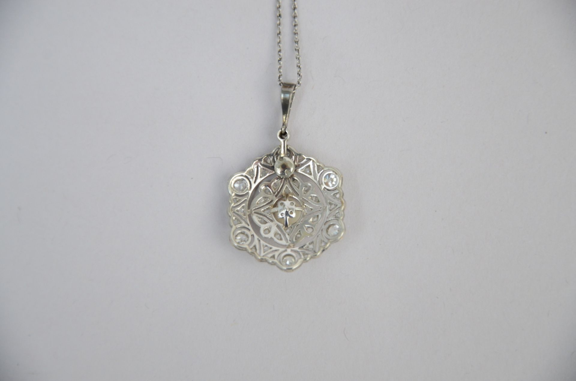 A white gold pendant set with diamonds and a small pearl, can be worn as a broche - Image 3 of 3