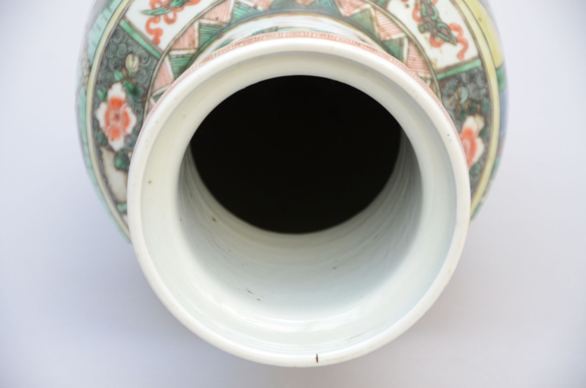 Rouleau vase in Chinese famille verte porcelain 'court scene' (47cm) - Bild 3 aus 4