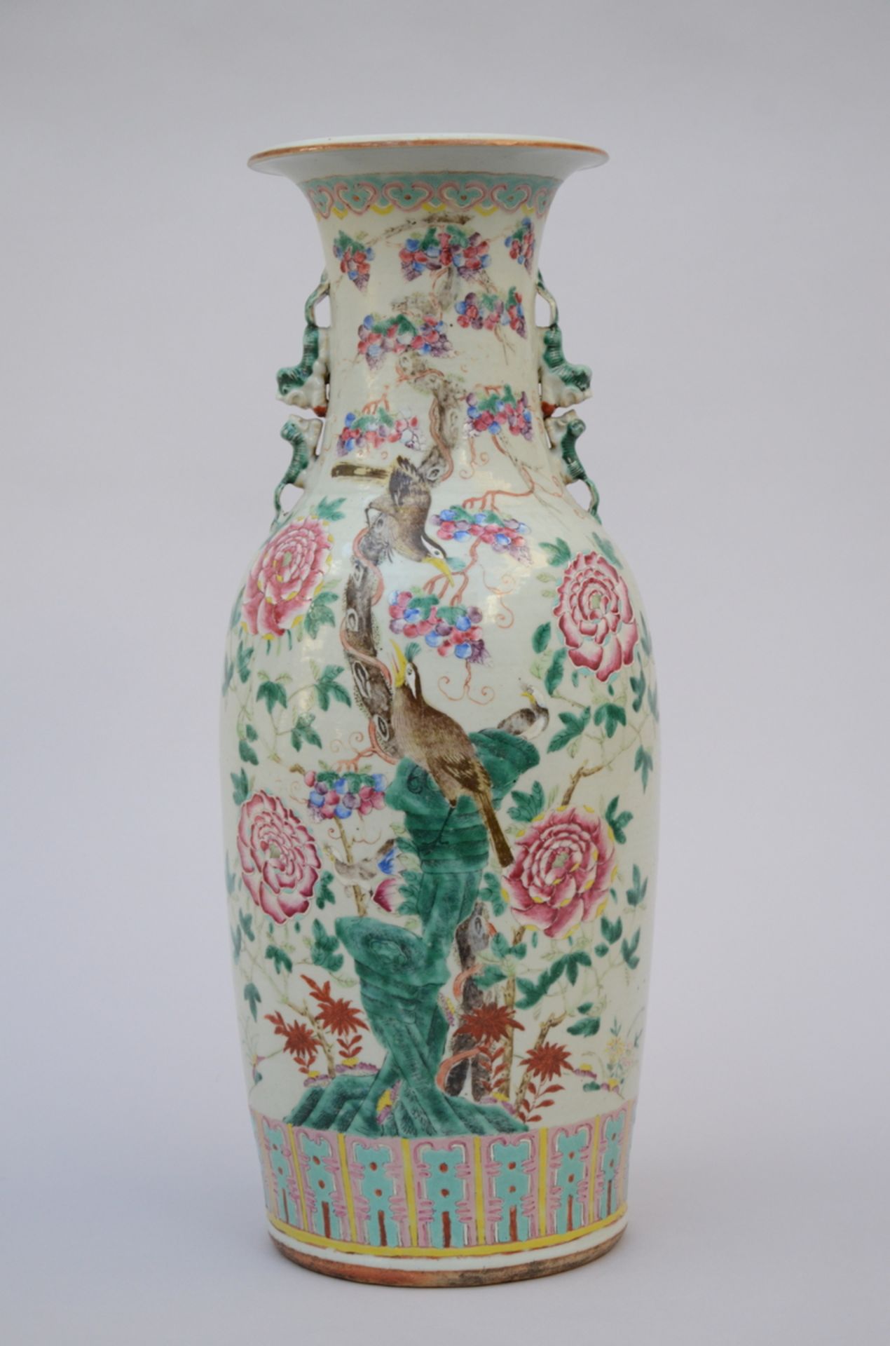 A vase in Chinese porcelain 'birds and vines' (*) (61cm)