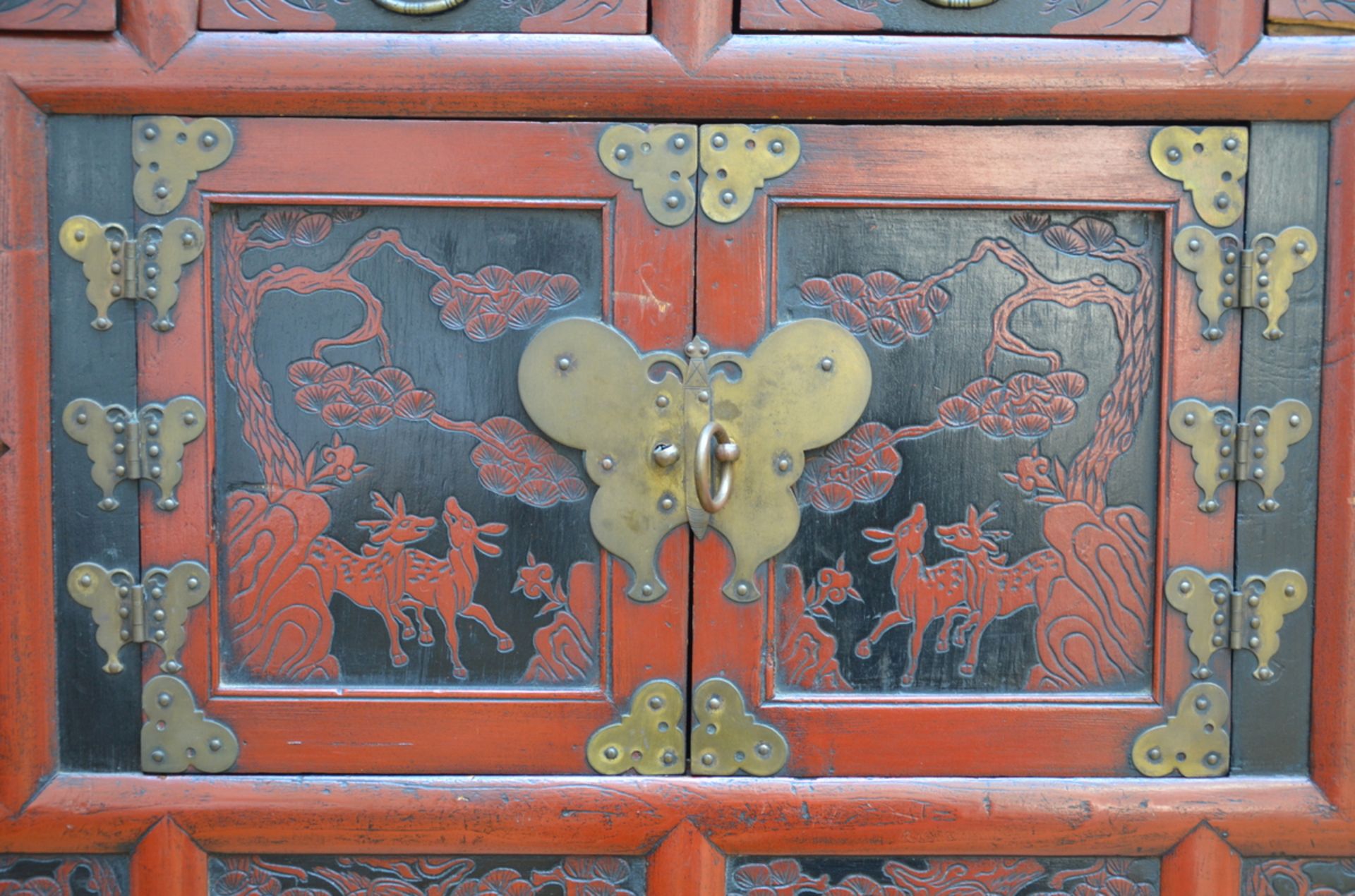 A Korean cabinet with lacquer decoration, Choseon dynasty (39x94x138cm) - Bild 2 aus 6