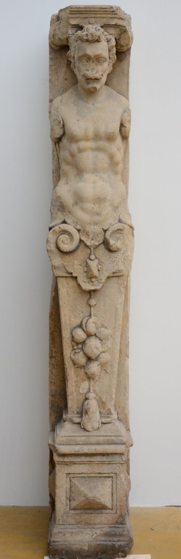 Column in stone 'character' (153cm)