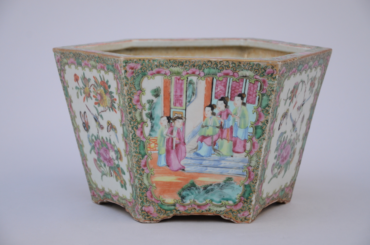 A hexagonal planter in Chinese Canton porcelain 'interior scenes' (*) (24x15cm)