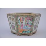 A hexagonal planter in Chinese Canton porcelain 'interior scenes' (*) (24x15cm)