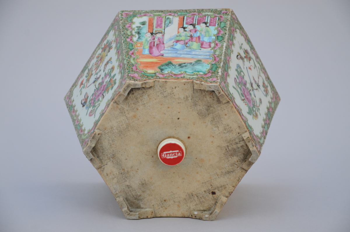 A hexagonal planter in Chinese Canton porcelain 'interior scenes' (*) (24x15cm) - Image 4 of 4