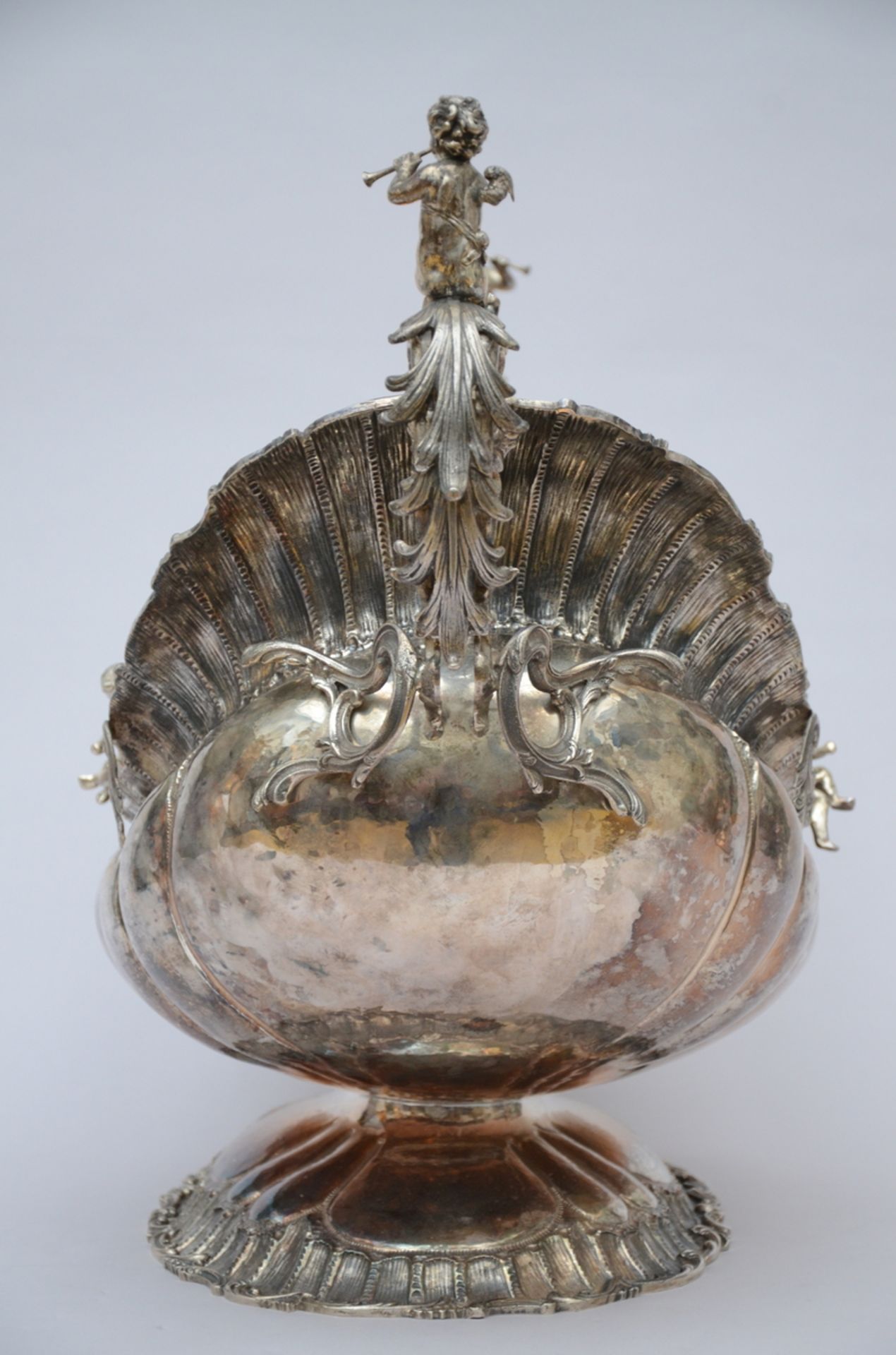 An imposing silver winecooler in Louis XV style (800/1000) (7,6kg) (92x71x38cm) - Image 5 of 8