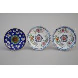 Lot: three saucers in Canton enamel, 18th century (*) (11cm)