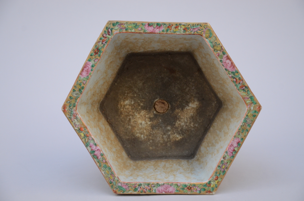 A hexagonal planter in Chinese Canton porcelain 'interior scenes' (*) (24x15cm) - Image 3 of 4