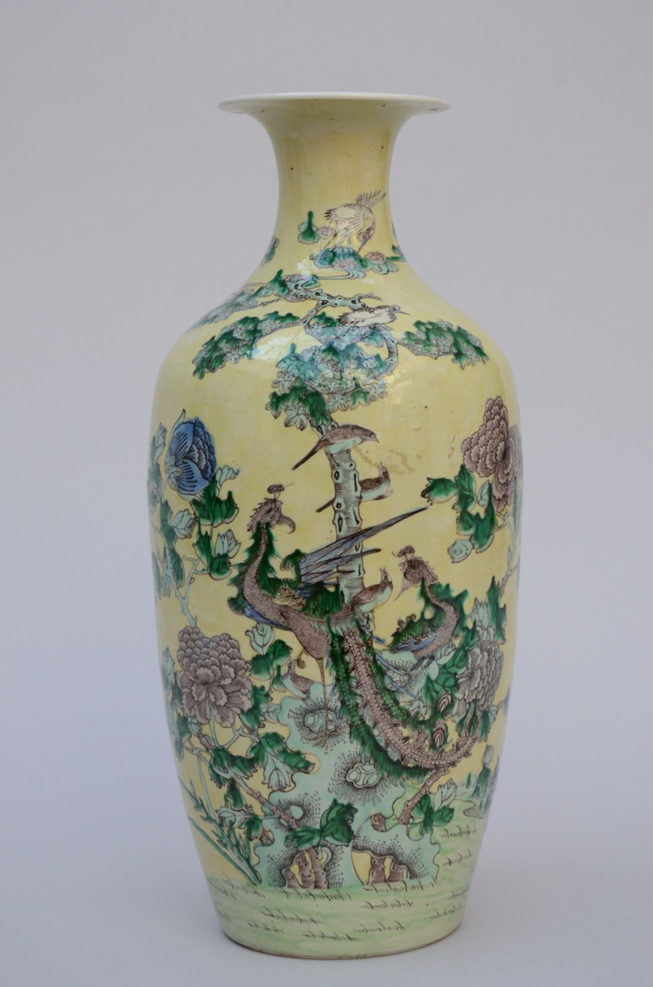 A vase in Chinese porcelain with yellow glaze 'phoenixes' (*) (45cm)