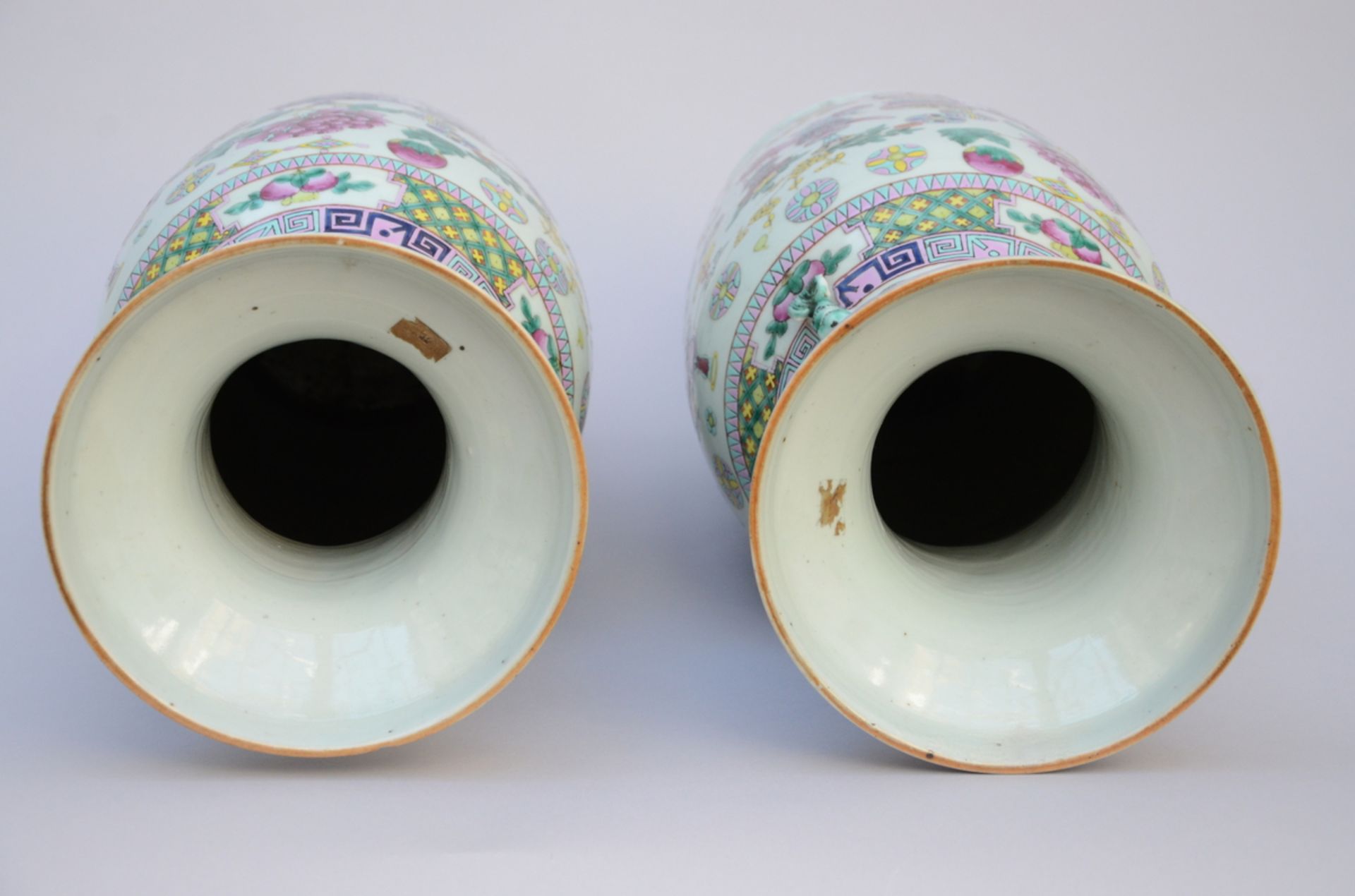 A pair of vases in Chinese famille rose porcelain 'antiquities' (*) (59cm) - Image 3 of 4