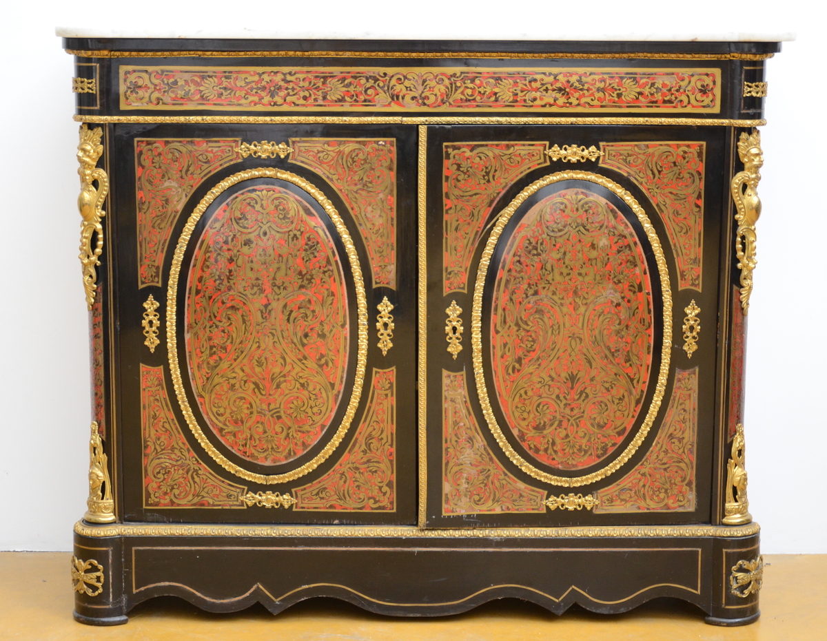 A Napoleon III sideboard with Boulle inlaywork (*) (43x132x110cm)