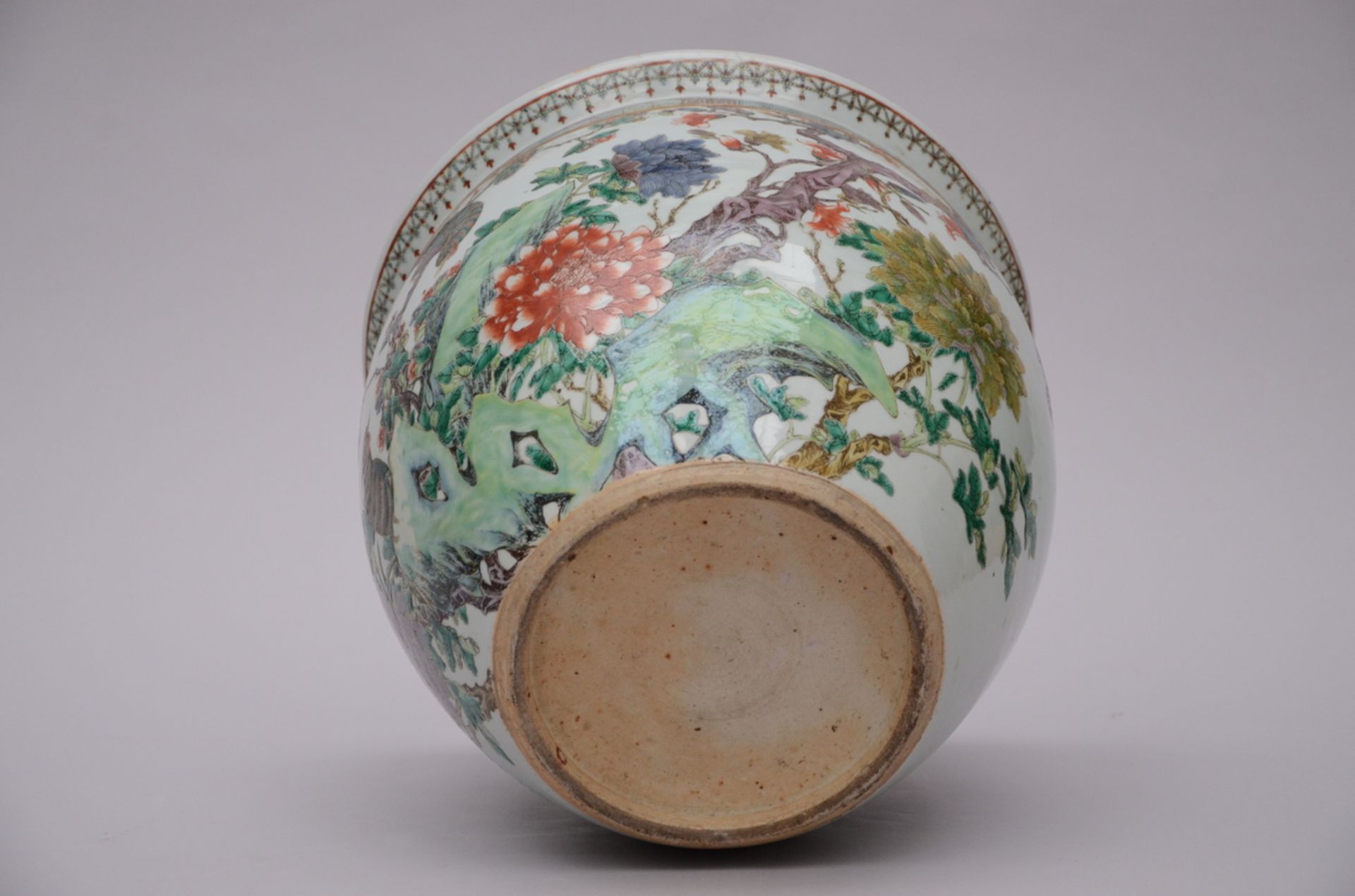JardiniËre in Chinese porcelain 'flowers and birds' (*) (37x32cm) - Image 3 of 5