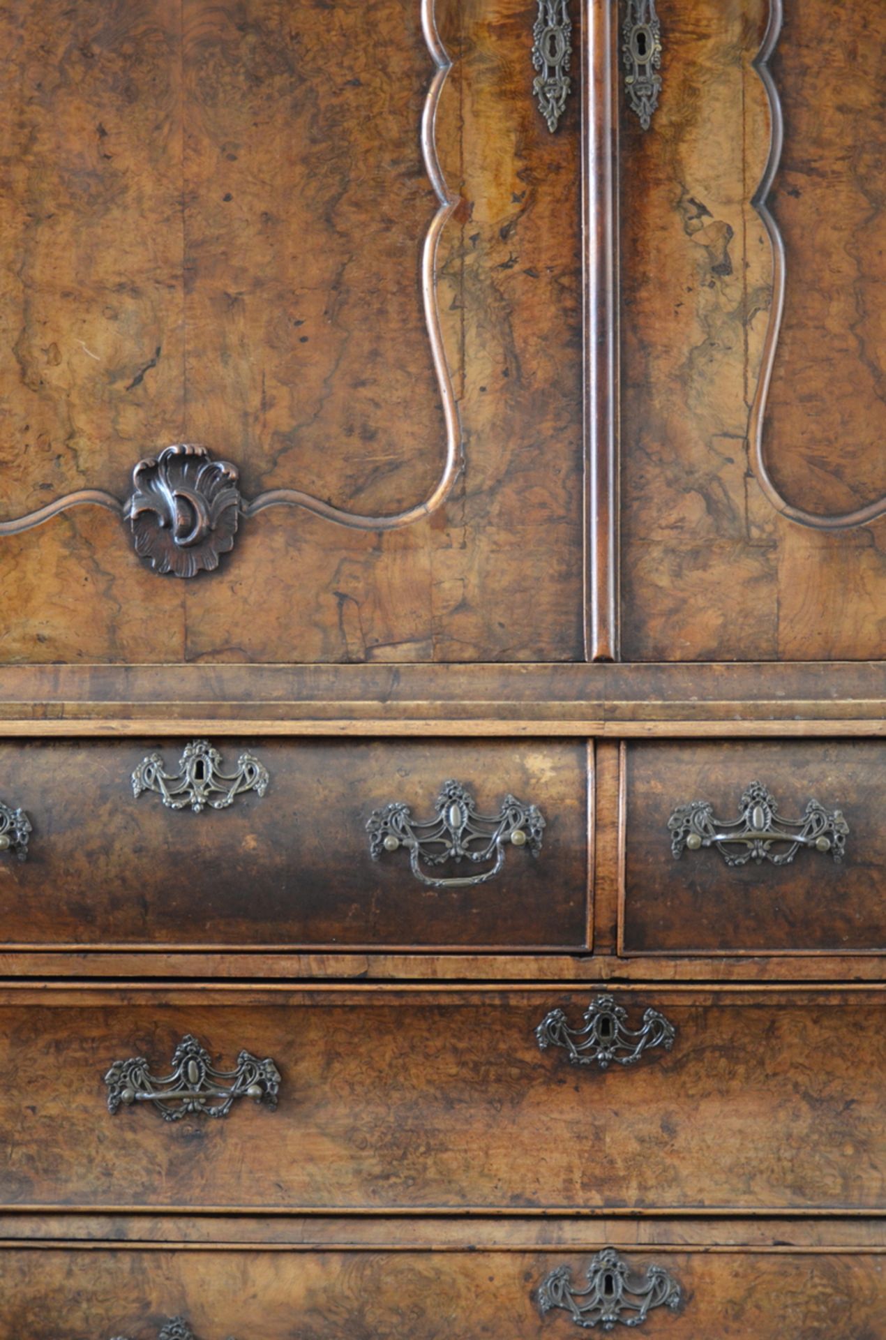 A Dutch walnut cabinet, 18th century (60x170x240cm) - Bild 2 aus 5