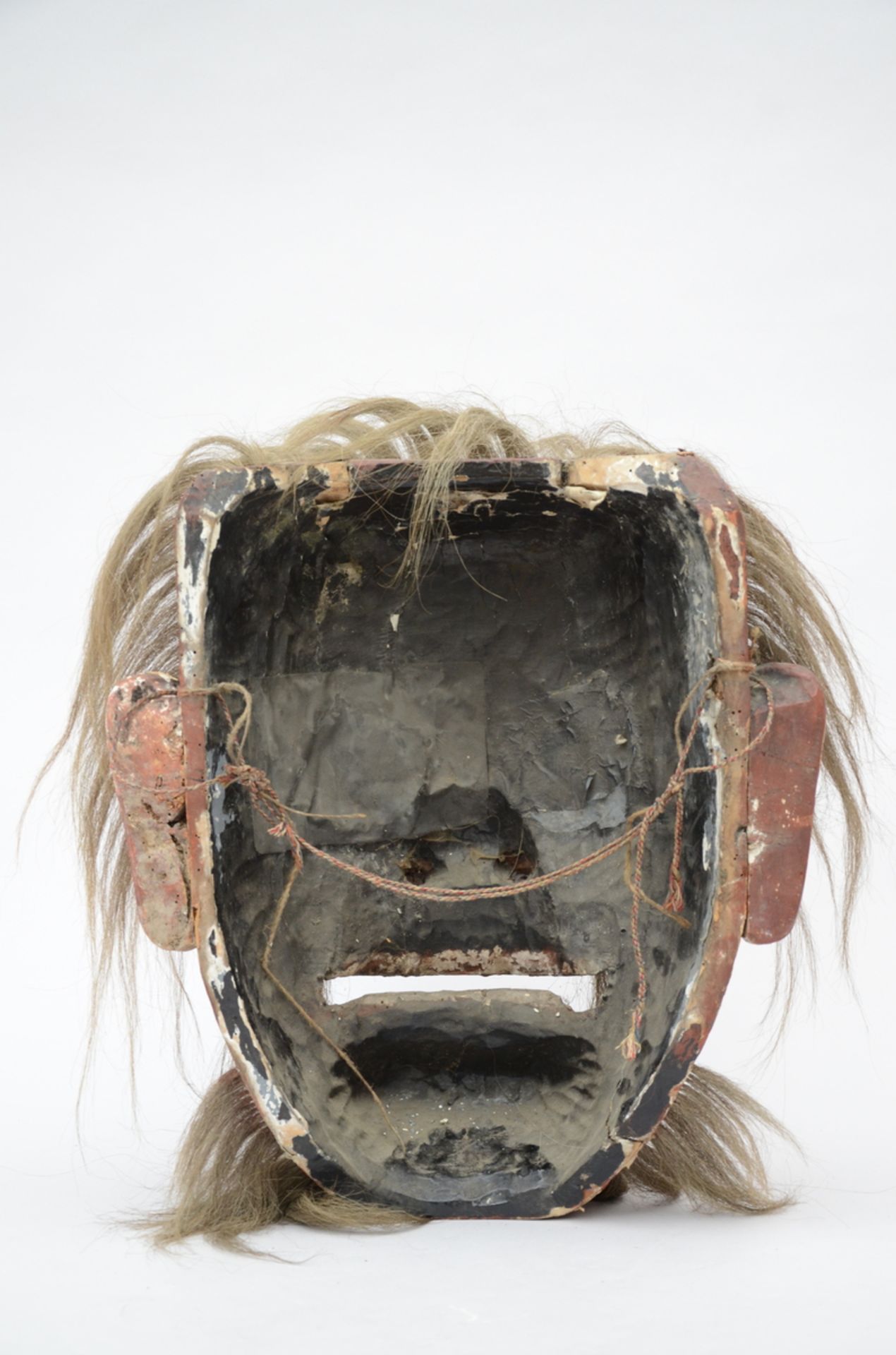 A large Japanese mask in lacquer, 19th century (*) (30x48cm) - Bild 3 aus 3