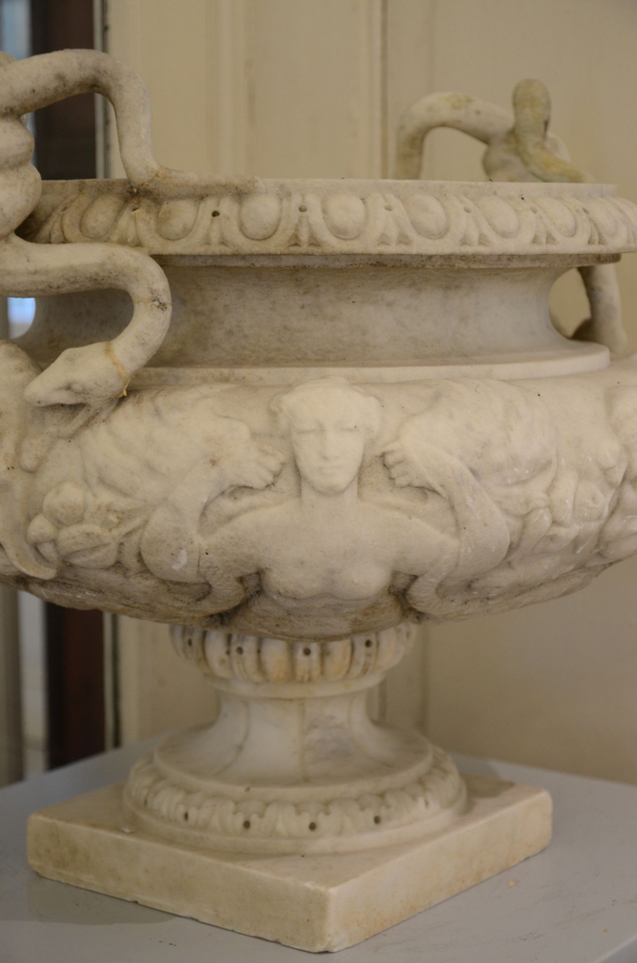 A pair of garden vases on pedestal in white marble, 19th century (*) (46x39cm) - Bild 4 aus 4