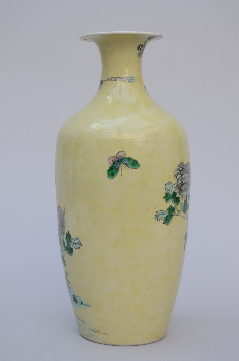 A vase in Chinese porcelain with yellow glaze 'phoenixes' (*) (45cm) - Image 2 of 5