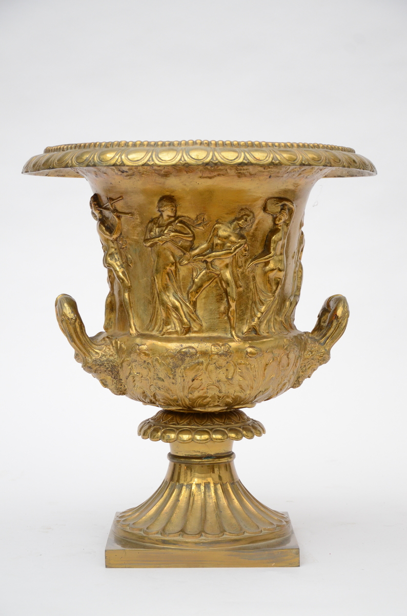 A neo-classical medici vase in bronze (40x46cm)