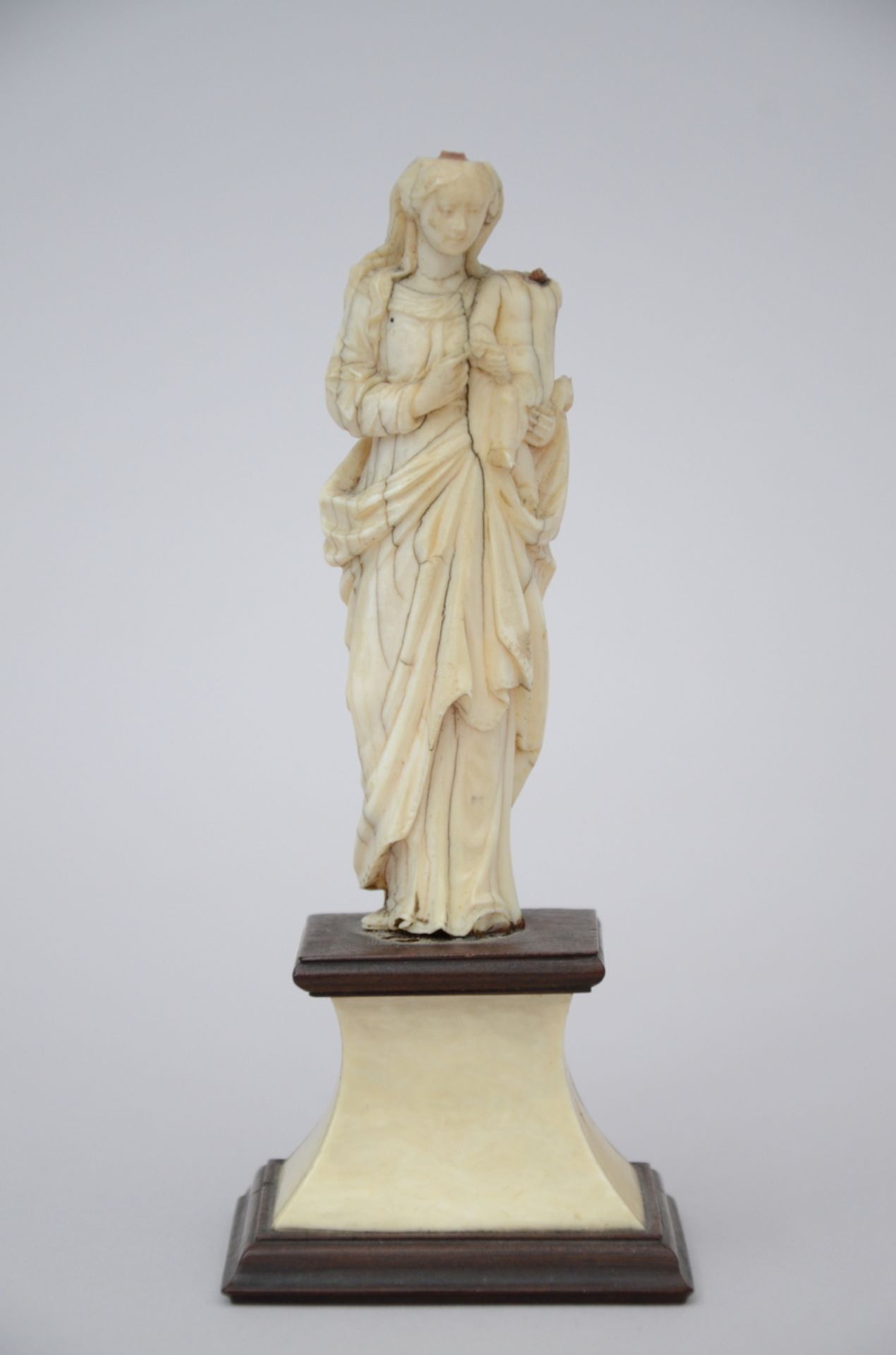 Madonna and Child in ivory, 18th century (*) (10cm)