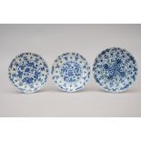 Lot: three plates in Chinese blue and white porcelain, Kangxi period (*) (22cm)