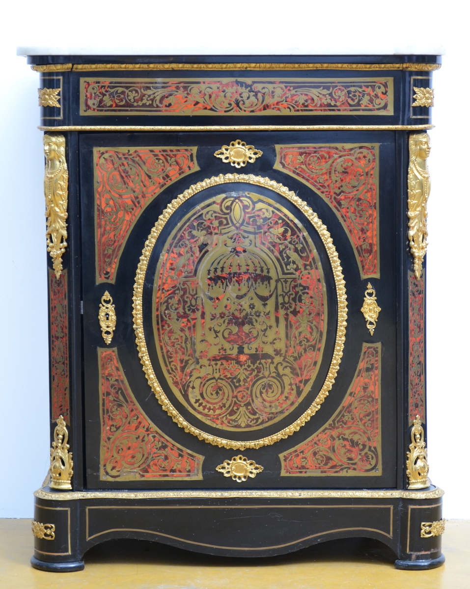 A Boulle cabinet with marble top (*) (38x83x103cm)