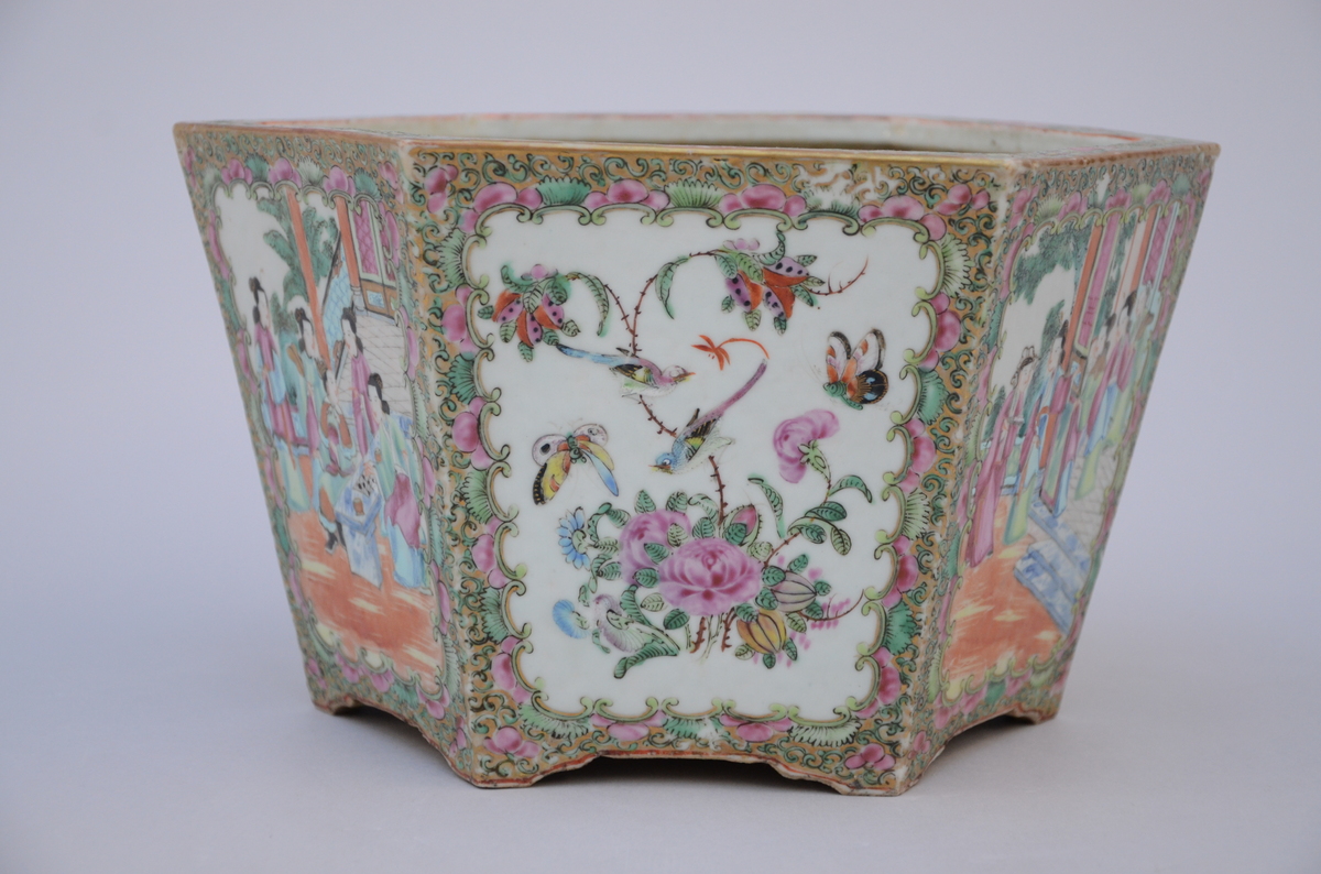 A hexagonal planter in Chinese Canton porcelain 'interior scenes' (*) (24x15cm) - Image 2 of 4