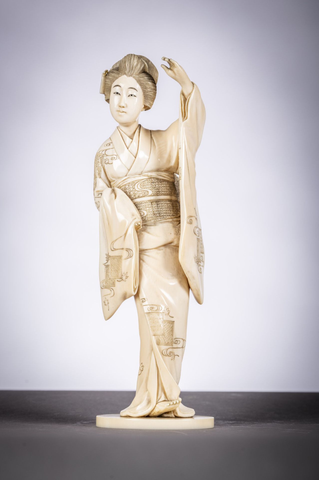 A Japanese ivory okimono 'geisha', 19th century (signed) (20cm)