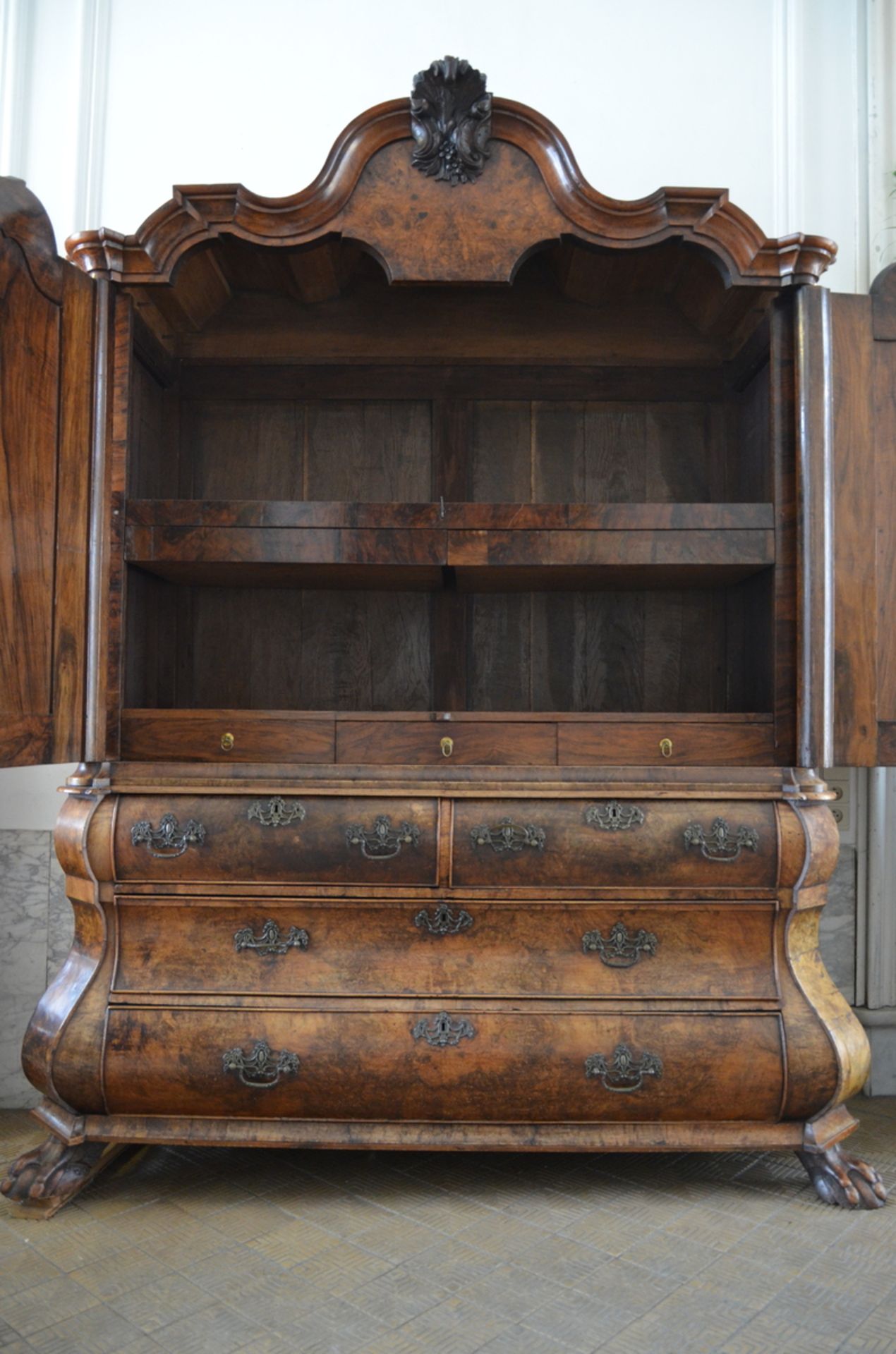 A Dutch walnut cabinet, 18th century (60x170x240cm) - Bild 4 aus 5