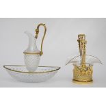 Lot: basket and jug in crystal en bronze (*)