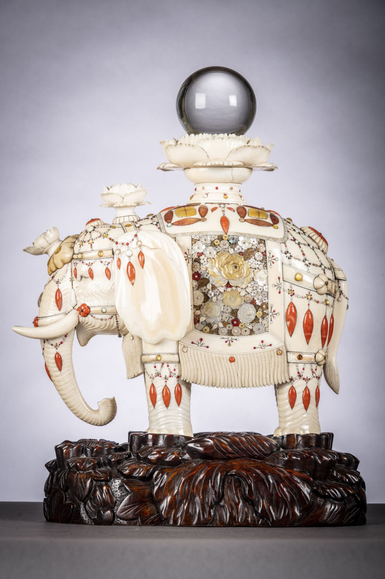 Exceptional Shibayama elephant in ivory, mother of pearl and coral, Japan Meiji period (marked) ( - Bild 2 aus 6
