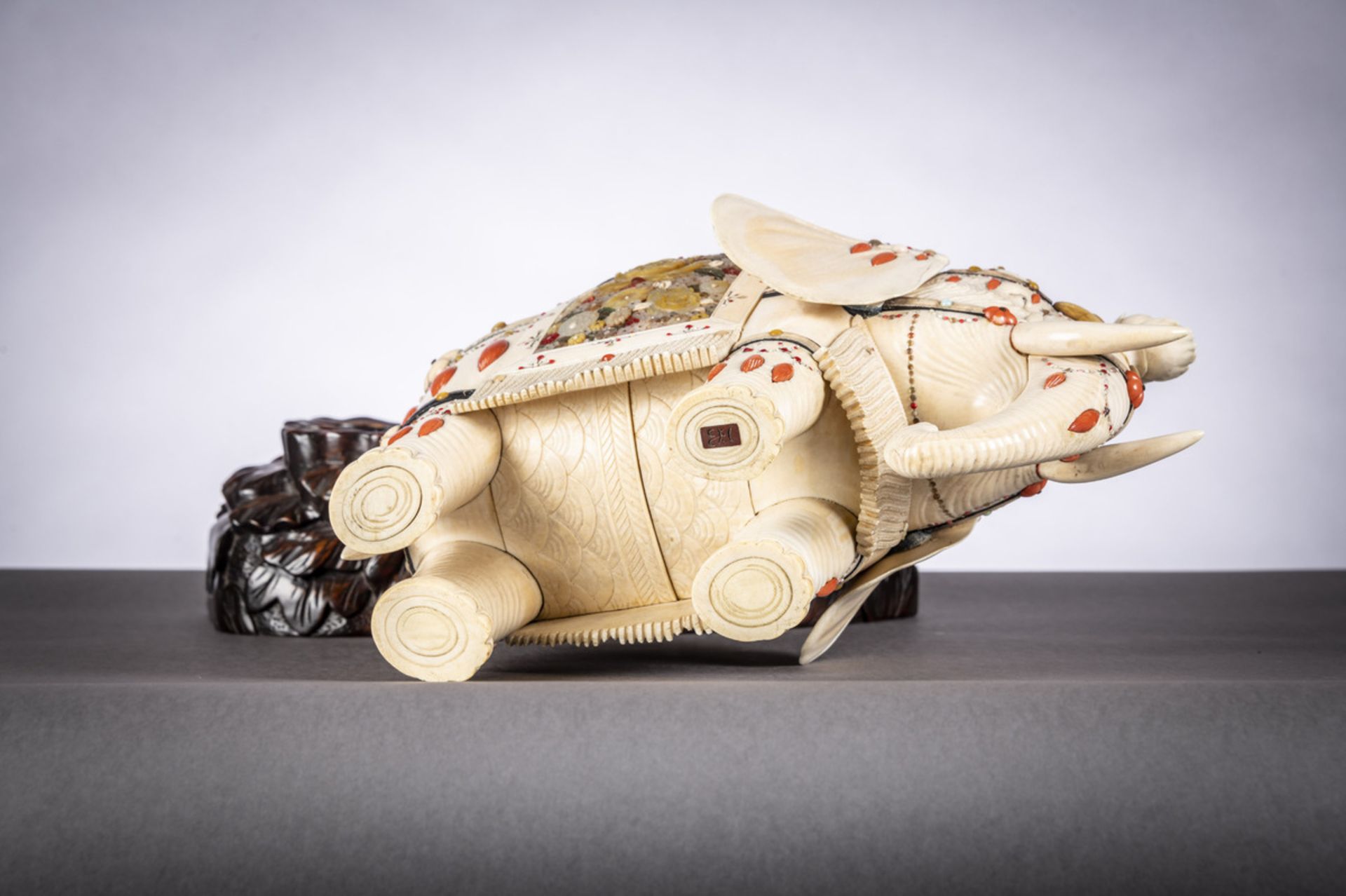 Exceptional Shibayama elephant in ivory, mother of pearl and coral, Japan Meiji period (marked) ( - Bild 5 aus 6