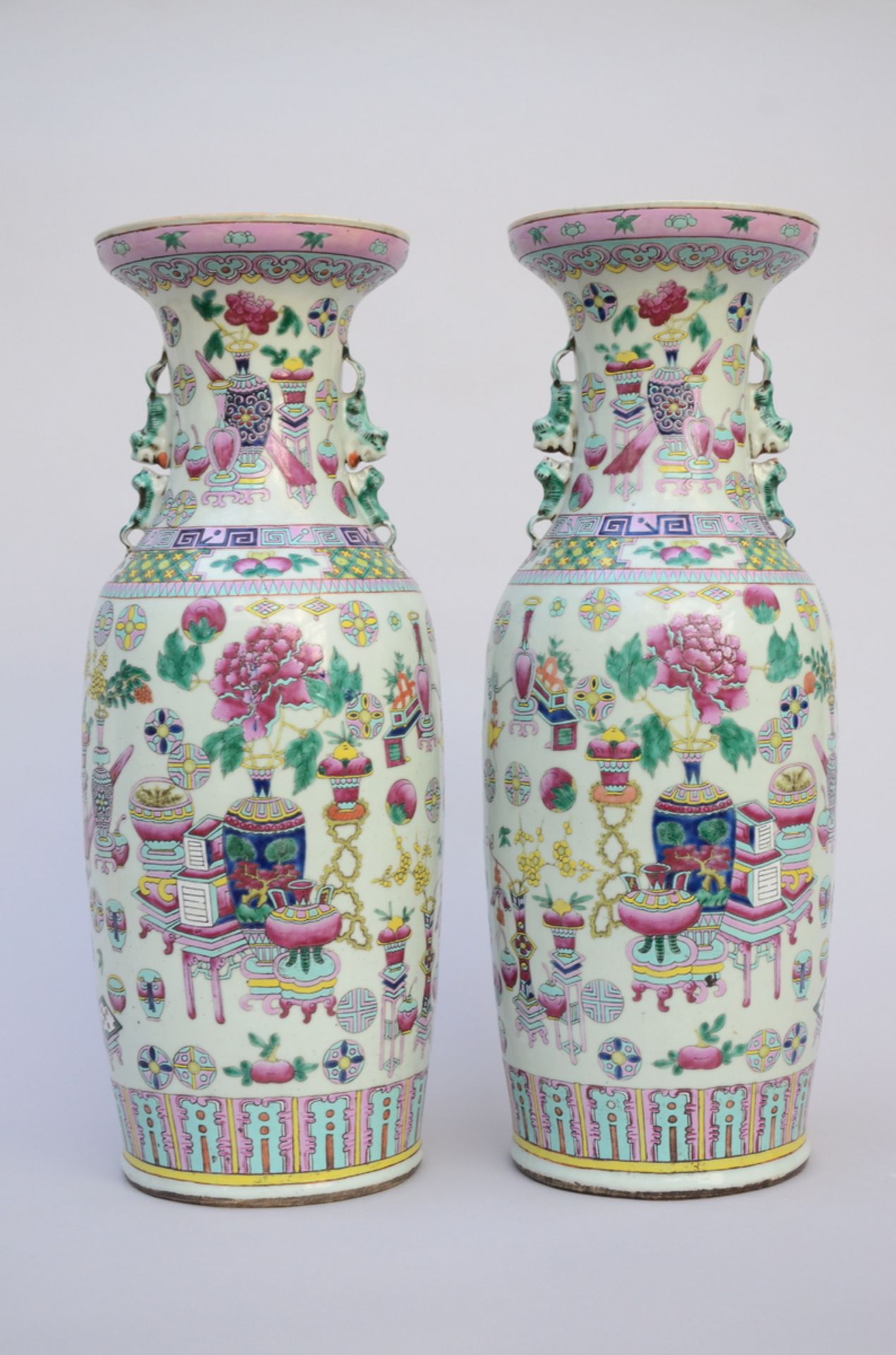 A pair of vases in Chinese famille rose porcelain 'antiquities' (*) (59cm) - Image 2 of 4