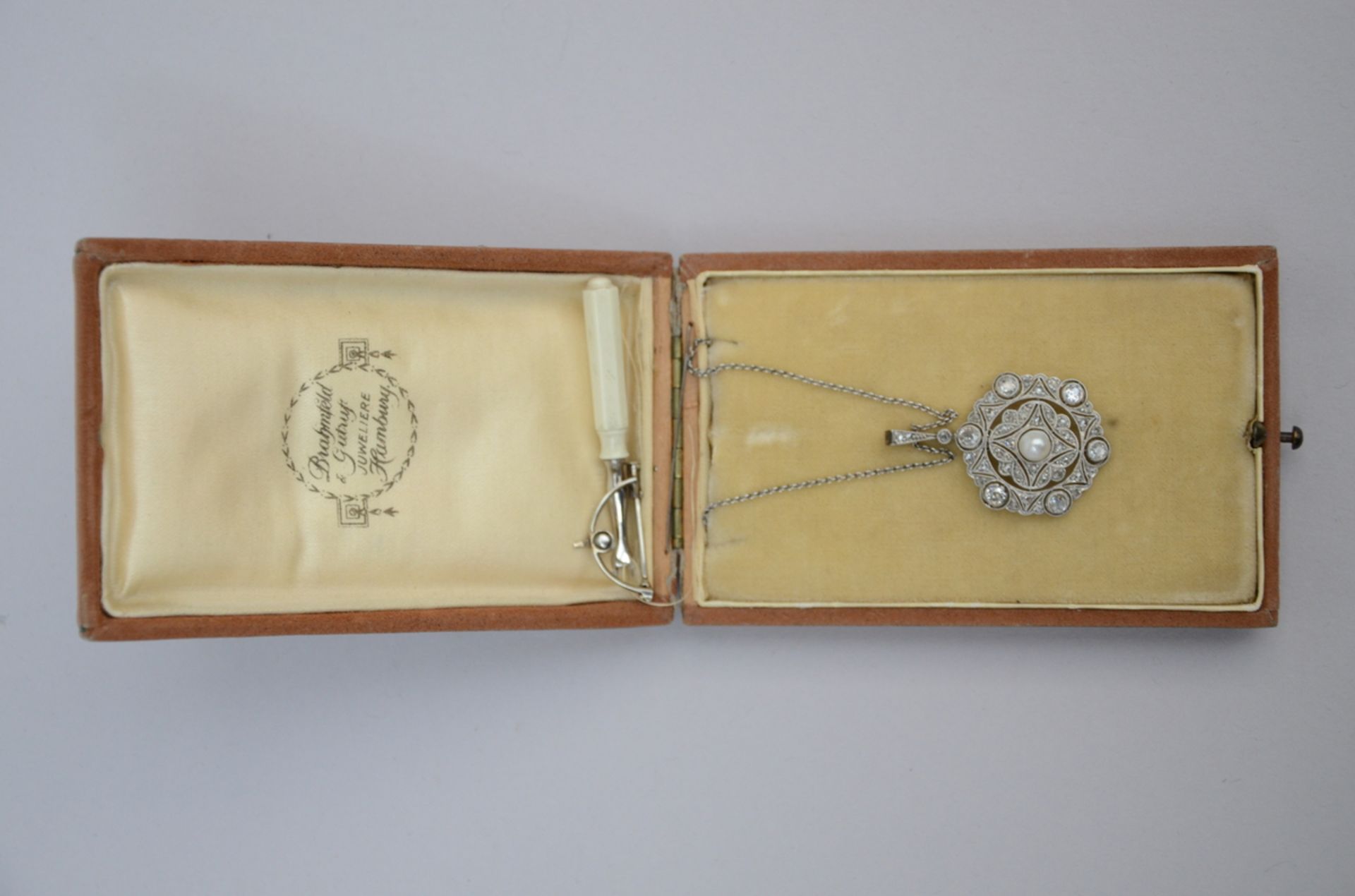 A white gold pendant set with diamonds and a small pearl, can be worn as a broche - Image 2 of 3