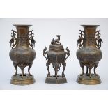 A three-piece set in bronze, Japan (32cm)