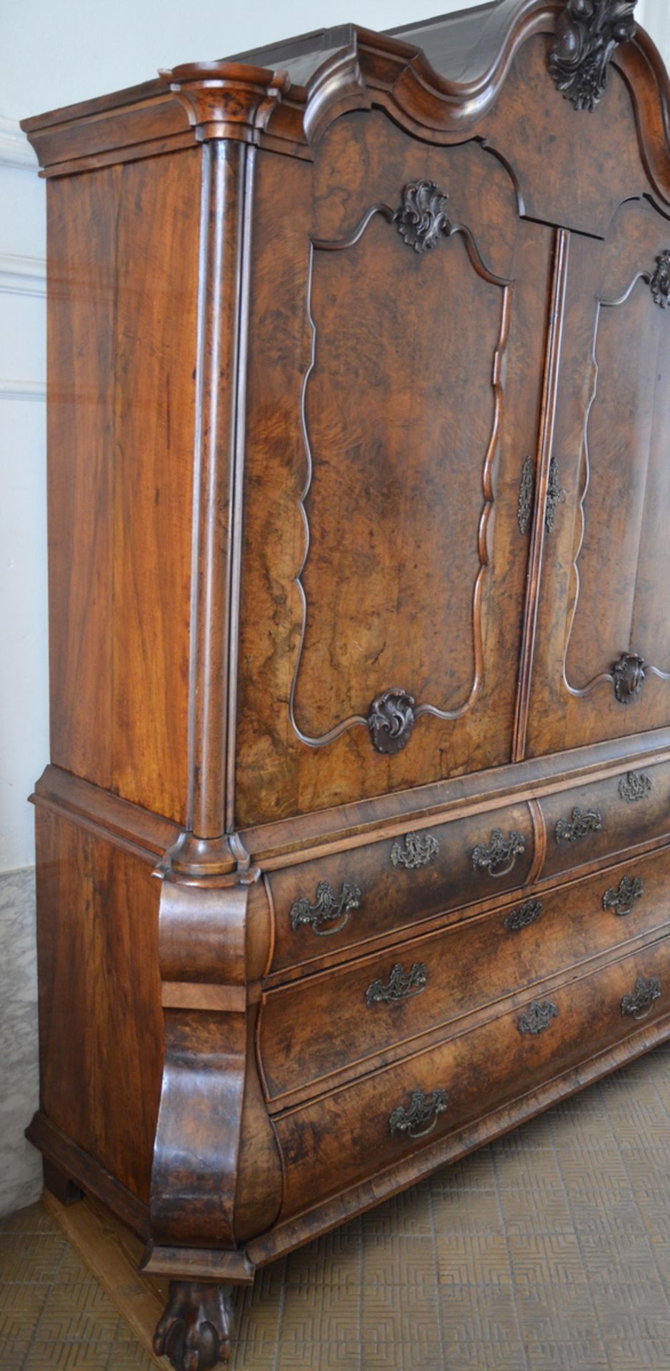 A Dutch walnut cabinet, 18th century (60x170x240cm) - Bild 5 aus 5